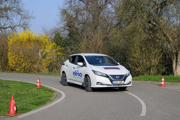 Ohne Fahrerin oder Fahrer am Steuer unterwegs: Vom Leitstand im Gebäude der Digital-Agentur wurde per Teledriving das ferngelenkte Fahrzeug auf der abgesperrten Strecke des Verkehrsübungsplatzes der Verkehrswacht Rhein-Neckar gelenkt. (Foto: Philipp Rothe) Ferngelenktes Auto auf einer Teststrecke.