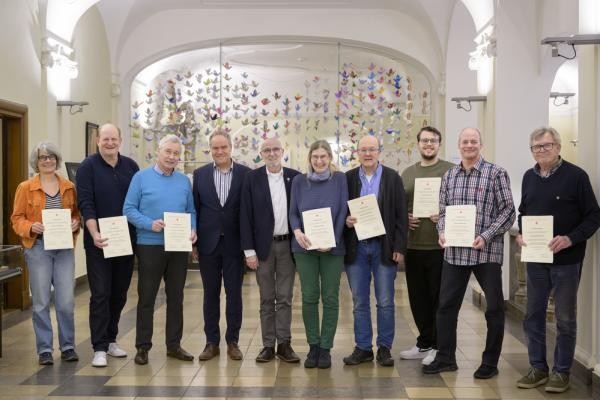 Bei der Auszeichnung der mehrfachen Blutspenderinnen und Blutspender im Rathaus (von links): Andrea Sudbrack (25 Blutspenden), Andreas Dill (75 Blutspenden), Ernst-Werner Bruder (50 Blutspenden), Oberbürgermeister Eckart Würzner, Jürgen Wiesbeck, Präsident des DRK-Kreisverbandes Rhein-Neckar/Heidelberg, Ulrike Hanstein, Volker Haunschild, Dennis Horneck, Heinz Hartmann (jeweils 10 Blutspenden) und Hans Hornschuch (100 Blutspenden). (Foto: Philipp Rothe) Ein Gruppenfoto mit zehn Personen, von denen acht eine Urkunde in der Hand halten.