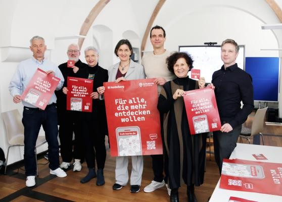 Bei der gemeinsamen Vorstellung der Heidelberger „Kult:Karte“ (von links): Rainer Bing (Leiter Amt für Digitales und Informationsverarbeitung), Peter Spuhler (Beauftragter Bewerbung Europäische Kulturhauptstadt), Dr. Andrea Edel (Leiterin Kulturamt), Kulturbürgermeisterin Martina Pfister, Sebastian Warkentin (Geschäftsführer Digital-Agentur), Nadja Madani (Vorsitzende Verein Freunde Arabischer Kunst und Kultur) und Georg Bachmann (Kulturamt). (Foto: Stadt Heidelberg) Ein Gruppenfoto zur Einführung der Kult:Karte.