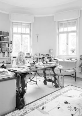 Hilde Domin in ihrem Arbeitszimmer. (Foto: Christian Buck) Ein schwarz-weiß Bild mit einer Frau, die an einem Schreibtisch sitzt.