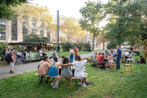 Der „Verein gegen Müdigkeit Heidelberg“ bespielt seit geraumer Zeit den Bella Park. (Foto: Christian Buck) Menschen im Bella Park.