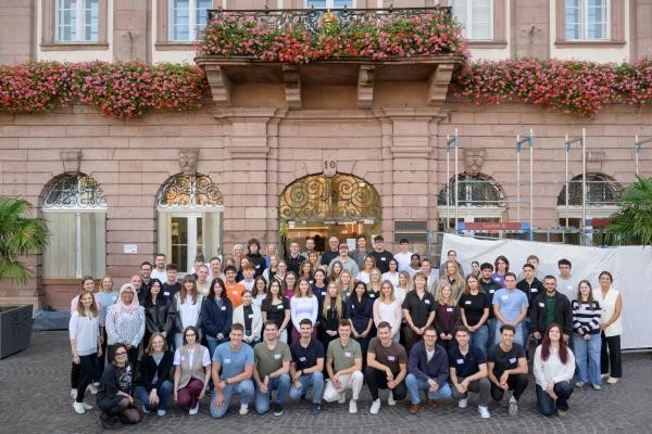 Die Stadtverwaltung Heidelberg hat 72 neue Auszubildende, duale Studierende und Freiwilligendienstleistende zum neuen Ausbildungsjahr vor dem Rathaus begrüßt. (Foto: Philipp Rothe) Die neuen Auszubildenden, duale Studierenden und Freiwilligendienstleistende versammeln sich vor dem Heidelberger Rathaus.