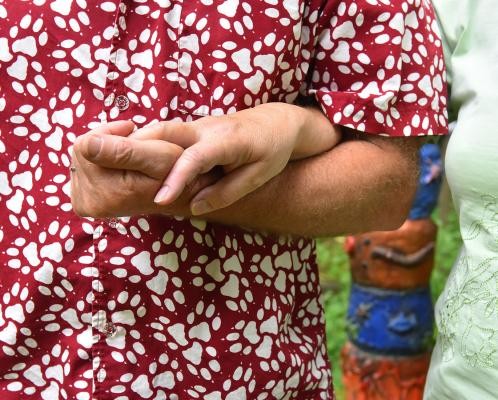 Seniorin eingehakt (Foto: Dorn) Unterstützung Seniroin