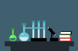 Heidelberg ist forschungsstark. (Symbolbild: Pixabay) Bücher, Laborutensilien und ein Mikroskop auf einem Tisch.