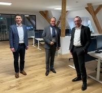 Oberbürgermeister Prof. Dr. Eckart Würzner (M.) besuchte mit Marc Massoth (l.), Leiter des Amtes für Wirtschaftsförderung und Wissenschaft, das Unternehmen x-tention. (Foto: Stadt Heidelberg) Oberbürgermeister Prof. Dr. Eckart Würzner (M.) besuchte mit Marc Massoth (l.), Leiter des Amtes für Wirtschaftsförderung und Wissenschaft, das Unternehmen x-tention.