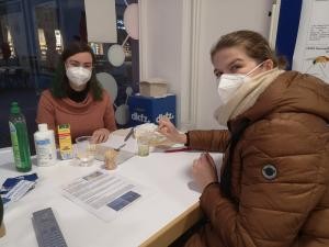 Wissenschaft zum Anfassen: Man konnte bei "Science in the City" sogar die DNA von Banane isolieren. (Bild: Stadt Heidelberg) Eine Besucherin isoliert gemeinsam mit einer Forscherin die DNA von Banane.