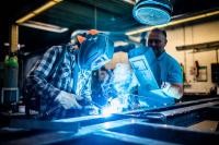 Auszubildung zum Metallbauer (Foto: Tobias Dittmer) Foto von einem auszubildenden Metallbauer bei der Arbeit