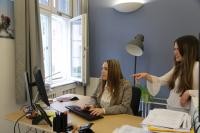 Ausbildung zu Verwaltungsfachangestellte oder -Angestellter (Foto: Stadt Heidelberg) Foto einer Auszubildenden in der Verwaltung bei der Arbeit