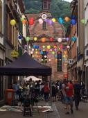 Die bunten Lampions zauberten eine tolle Atmosphäre. (Foto: Stadt Heidelberg) Blick in die Neugasse, über die Straße sind bunte Lampions gespannt.