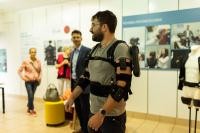 Die Forschenden zeigten die Exosuits auch in Aktion. (Foto: Dittmer) Ein Forscher trägt einen der Exosuits und führt in vor.