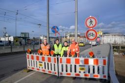 Montpellierbrücke wird modernisiert: Geänderte Verkehrsführung ab 30. Januar. (Foto: Philipp Rothe) Erster Bürgermeister Jürgen Odszuck, Klaus-Peter Hofbauer, Bülent Kardogan, Christopher Bevermann auf der Montpellierbrücke