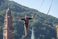 Spektakuläres Projekt: Die Hochseilshow von der Heiliggeist- zur Jesuitenkirche. (Foto: Buck) Ein Mann balanciert in schwindelnder Höhe über eine Slackline.