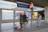 Alle Hinweisschilder sind angebracht: Die Stadt Heidelberg empfängt Bahnreisende ab sofort mit insgesamt 16 Zusatzschildern „Wissenschaftsstadt“ und „City of Science“ am Hauptbahnhof. Von links: Silvana Meckel (Deutsche Bahn), Marc Massoth (Leiter Amt für Wirtschaftsförderung und Wissenschaft), Jochen Müller (Signature Hiller GmbH) und Oberbürgermeister Eckart Würzner. (Foto: Philipp Rothe) Alle Hinweisschilder sind angebracht: Die Stadt Heidelberg empfängt Bahnreisende ab sofort mit insgesamt 16 Zusatzschildern „Wissenschaftsstadt“ und „City of Science“ am Hauptbahnhof. Von links: Silvana Meckel (Deutsche Bahn), Marc Massoth (Leiter Amt für Wirtschaftsförderung und Wissenschaft), Jochen Müller (Signature Hiller GmbH) und Oberbürgermeister Eckart Würzner.