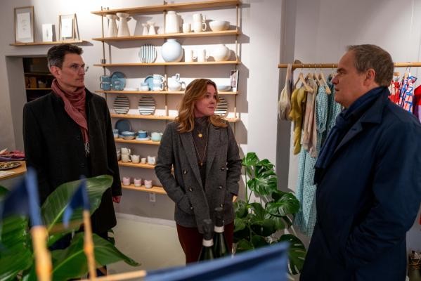 Zum Abschluss der Tour besuchte Oberbürgermeister Eckart Würzner (rechts) gemeinsam mit Marc Massoth, Leiter des Amtes für Wirtschaftsförderung und Wissenschaft, das Geschäft „Loty 2.0.“ am Kornmarkt. Inhaberin Olivia Lojet bietet dort ausschließlich Produkte aus nachhaltiger und fairer Produktion an. (Foto: Tobias Dittmer) Oberbürgermeister Eckart Würzner spricht mit zwei Personen