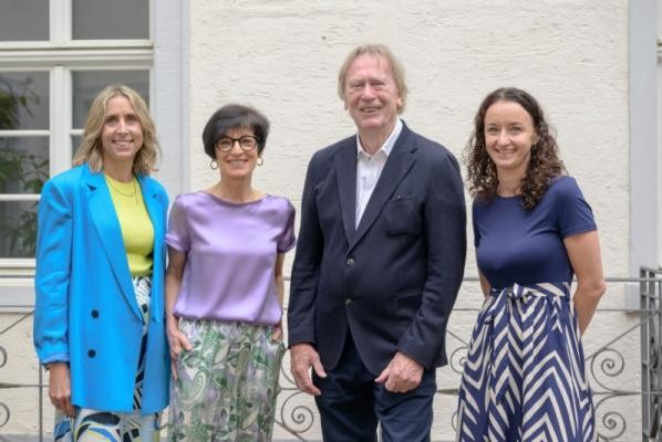 Hat vor 17 Jahren die Kinderakademie in Heidelberg gegründet: der 81-jährige Detlef Böhme bei seiner Verabschiedung durch Bürgermeisterin Stefanie Jansen (2.v.l.) sowie Ida Sagner (r.) und ihre Stellvertreterin Barbara von der Heyden (l.), die künftig die Geschäfte der Hector Kinderakademie führen. (Foto: Philipp Rothe) vier Menschen, die posieren
