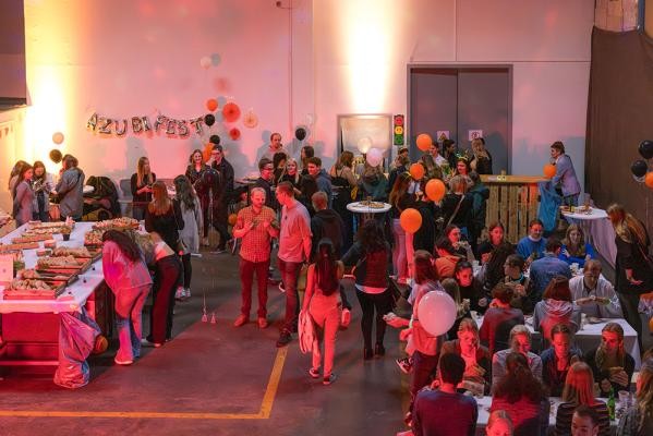 Auszubildende des Azubi-Netzwerks bei der Erst-Feier im Jahr 2023 im Berufsbildungswerk Heidelberg-Rohrbach. (Foto: Arndt) Junge Menschen stehen abends bei einer Party mit Luftballons.