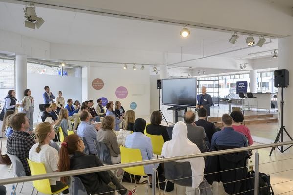 In der Kurfürsten-Anlage 3 bot ein „Pop-up Living Lab“ 14 Wochen lang vielfältiges Programm rund um tragbare Technologien: Vom Workshop über Vorträge – wie hier bei der Eröffnung Mitte Juni – bis hin zum Fitness-Training. (Foto: Philipp Rothe)