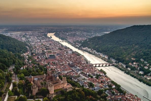 Heidelberg von oben. (Foto: Dittmer) Heidelberg aus der Luft fotografiert, Blick in die Rheinebene