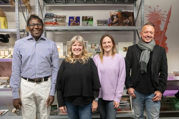 Präsentieren im neuen Konzeptladen HeartWork abwechslungsreiche Produkte (von links): Madiagne Diop, Susanne Ochs, Elena Bopp (Store Managerin) und Plinio Fernandes. (Foto: Larionova) Vier Personen, zwei Männer und zwei Frauen, schauen lachend in die Kamera.