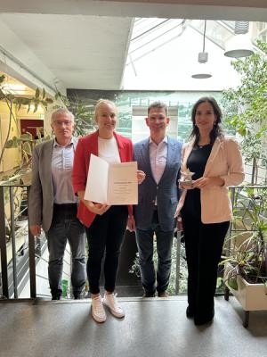 Carolin Fentz (2. von links) freut sich mit (von links) Frank Stawinski (Leiter Akademie für Gesundheitsberufe), Marc Massoth (Leiter Amt für Wirtschaftsförderung und Wissenschaft) und Kursleiterin Sara Walther (Berufsfachschule für Pflege) über den Heidelberger Ausbildungspreis in der Kategorie Sonderpreis Universitätsklinikum. (Foto: Stadt Heidelberg) Carolin Fentz (2. von links) freut sich mit (von links) Frank Stawinski (Leiter Akademie für Gesundheitsberufe), Marc Massoth (Leiter Amt für Wirtschaftsförderung und Wissenschaft) und Kursleiterin Sara Walther (Berufsfachschule für Pflege) über den Heidelberger Ausbildungspreis in der Kategorie Sonderpreis Universitätsklinikum. (Foto: Stadt Heidelberg)