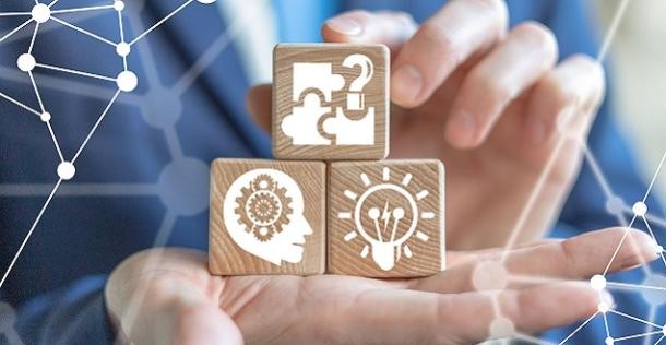 Symbolbild Gründen. (Foto: Panchenko Vladimir/shutterstock.com) Hände halten Würfel mit Symbolen darauf in der Hand.