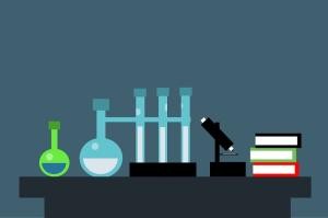 Heidelberg ist forschungsstark. (Symbolbild: Pixabay) Bücher, Laborutensilien und ein Mikroskop auf einem Tisch.