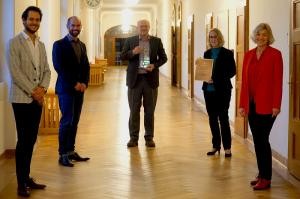 Steffen Klink (EUPD Research, v. l.), Gesundheitsmanagement-Koordinator Sebastian Stumpf, Rektor Professor Dr. Hans-Werner Huneke, Kanzlerin Stephanie Wiese-Heß sowie Petra Dann (Techniker Krankenkasse) bei der Übergabe der Urkunde. (Foto: PH Heidelberg) Steffen Klink (EUPD Research, v. l.), Gesundheitsmanagement-Koordinator Sebastian Stumpf, Rektor Professor Dr. Hans-Werner Huneke, Kanzlerin Stephanie Wiese-Heß sowie Petra Dann (Techniker Krankenkasse) bei der Übergabe der Urkunde.