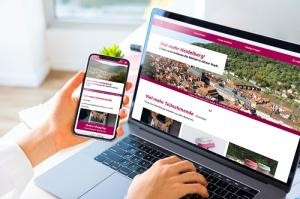Die Internetseite www.vielmehr.heidelberg.de wurde überarbeitet. (Bild: Freepix) Die überarbeitete Seite vielmehr.heidelberg.de wird auf einem Laptopbildschirm und einem Handy angezeigt.