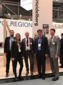 Die Heidelberger Delegation bei der Expo Real in München (von links): Stephan Grupe (Konversionsgesellschaft Heidelberg), Anna Romey (Amt für Wirtschaftsförderung), Dr. Andreas Damm (Konversionsgesellschaft Heidelberg), Jürgen Odszuck (Erster Bürgermeister) und Marc Massoth (Leiter Amt für Wirtschaftsförderung). (Foto: Stadt Heidelberg) Gruppenfoto auf der Exo Real 2022 vor einem Heidelberg-Aufsteller.