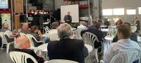 Fundierte Informationen rund um nachhaltige Energie und Verkehr gab es bei der Veranstaltung „Wieblinger Gewerbe unter Strom“. (Foto: Stadt Heidelberg) OB Prof. Dr. Eckart Würzner erläutert etwas vor Publikum.