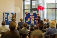 Verschiedene Arbeitsgruppen konnten beim Auftakt für das Bündnis für Ausbildung Arbeit bereits erste Ergebnisse vorstellen. (Foto: Dittmer) Zwei Frauen zeigen vor Publikum auf eine Stellwand, an der Zettel hängen.