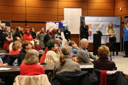 Reges Interesse bei Offener Ideenschmiede in der Stadtbücherei. (Foto: Stadt Heidelberg) Menschen hören einem Vortrag zu