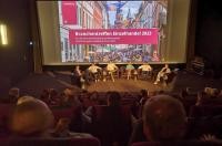Beim Branchentreffen diskutierten Marc Massoth (v.l.), Karim Choukair, Kilian Mathan, Susanne Schaffner, Sahin Karaaslan und Oberbürgermeister Eckart Würzner. (Foto: Stadt Heidelberg) Auf einem Podium sitzen Marc Massoth, Karim Choukair, Kilian Mathan, Susanne Schaffner, Sahin Karaaslan und Oberbürgermeister Eckart Würzner.
