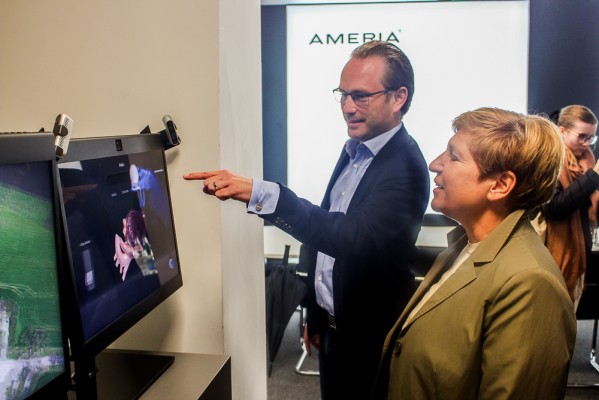 Albrecht Metter, CEO der Ameria AG, erläuterte Ministerin Nicole Razavi die neuesten technischen Entwicklungen des Unternehmens, das 2019 als erste Firma auf den hip gezogen war. Ein Mann zeigt einer Frau Inhalte auf einem Bildschirm