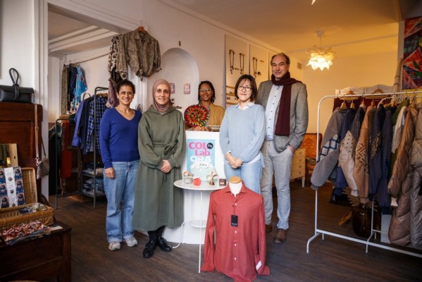 Freuen sich über die neuen Verkaufsmöglichkeiten am Heumarkt. Shiva Hamid (Stabsstelle Kultur- und Kreativwirtschaft, von links), Silja Aebersold-Keles (SAIS Fashion), Elisabeth Bernbeck (ADORABLE Collection), Sohye Kim (J.Nuri) und Alexandre Micoulet (céramique et bois). Mit im Team, aber nicht auf dem Bild ist Madiagne Diop (DIOP Collections).(Foto: Stadt Heidelberg) Vier Frauen und ein Mann in einem Ladengeschäft