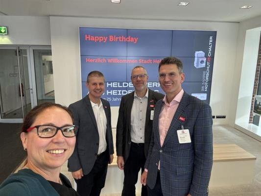 Esther Hoffmann (v.l.), Christian Steinle, Jan Kotulla und Marc Massoth bei ABB im Pfaffengrund. (Foto: ABB) Eine Frau und drei Männer schauen in die Kamera und lächeln.