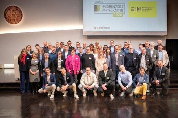 25 Jahre „Nachhaltiges Wirtschaften“: In diesem Jahr wurden in Heidelberg die Vertreterinnen und Vertreter von elf Projektteilnehmenden ausgezeichnet. Jedes Jahr unterstützt die Stadt Heidelberg Unternehmen und andere Institutionen dabei, ihre Abläufe und Produktion nachhaltiger zu gestalten. (Foto: Christian Buck) Ein Gruppenfoto.