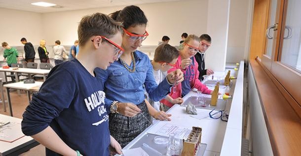 Schülerinnen und Schüler im Schullabor der IGH (Foto: Dorn) Schülerinnen und Schüler im Schullabor der IGH (Foto: Dorn)