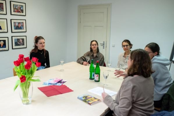 Paula Steingäßer im Gespräch mit den Heidelberger Literaturscouts (Foto: Sarina Chamatova)