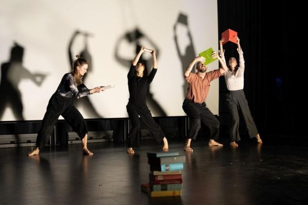 Szenenfoto aus „Reading Dances“ von Catherine Guerin bei der Festveranstaltung des zehnjährigen Jubiläums der „City of Literature Heidelberg“ (Foto: Konrad Gös). Szenenfoto aus „Reading Dances“ von Catherine Guerin bei der Festveranstaltung des zehnjährigen Jubiläums der „City of Literature Heidelberg“ (Foto: Konrad Gös).