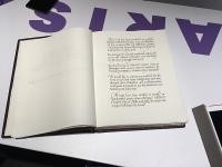 Beiträge von 51 Autoren enthält die handgefertigte Anthologie aller UNESCO Literaturstädte weltweit. (Foto: Stadt Heidelberg) Auf einem Tisch liegt ein aufgeschlagenes Buch. Die rechte Seite ist beschrieben und enthält fünf Textabsätze. (Foto: Stadt Heidelberg)