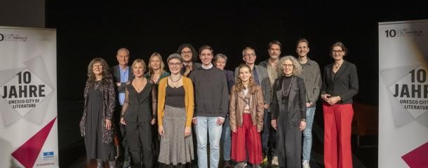 Gruppenbild Preisverleihung "Eine Stadt schreibt" 2025 (Foto: Larianova) Gruppenbild Preisverleihung "Eine Stadt schreibt" 2025 (Foto: Larianova)