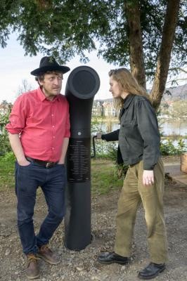 Poesiomat am Iqbal-Ufer in Aktion mit seinem Erfinder Ondřej Kobza (links). Poesiomat am Iqbal-Ufer. Foto: Philipp Rothe