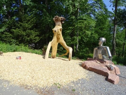 Eingangsfigur (Foto: Stadt Heidelberg) Eingangsfigur Walderlebnispfad