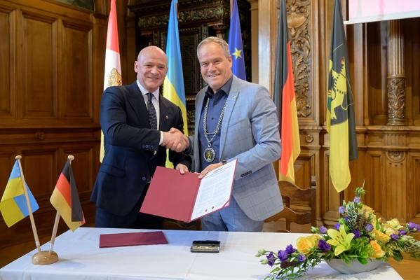 Unterschrift Festakt (Foto: Philipp Rothe) Unterschrift der beiden Oberbürgermeister beim Festakt