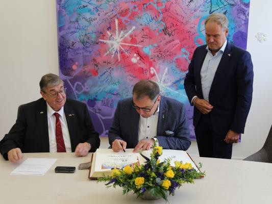 Der ukrainische Botschafter Oleksii Makeiev (Mitte) trug sich am Montag, 23. September 2024, im Rathaus im Beisein von Oberbürgermeister Eckart Würzner (rechts) und Prof. Dr. Karl A. Lamers, Honorarkonsul der Republik Estland, in das Goldene Buch der Stadt Heidelberg ein. (Foto: Stadt Heidelberg) Der ukrainische Botschafter Oleksii Makeiev (Mitte) trug sich am Montag, 23. September 2024, im Rathaus im Beisein von Oberbürgermeister Eckart Würzner (rechts) und Prof. Dr. Karl A. Lamers, Honorarkonsul der Republik Estland, in das Goldene Buch der Stadt Heidelberg ein.