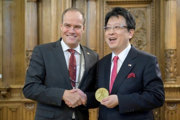 Heidelberg und Kumamoto feiern das 25-jährige Bestehen der Partnerschaft. Nach einem Auftritt des Circus Peperoni tauschen die Oberbürgermeister Dr. Eckart Würzner und Kazufumi Onishi die GEschenke aus. Foto: Philipp Rothe Heidelberg und Kumamoto feiern das 25-jährige Bestehen der Partnerschaft. Nach einem Auftritt des Circus Peperoni tauschen die Oberbürgermeister Dr. Eckart Würzner und Kazufumi Onishi die GEschenke aus. Foto: Philipp Rothe