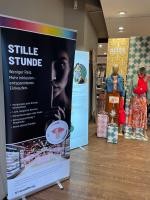 Ein bunter Aufsteller zur Stillen Stunde steht im Eingangsbereich des Modehaus Niebel Ein bunter Aufsteller zur Stillen Stunde steht im Eingangsbereich des Modehaus Niebel