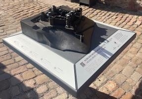 Tastmodell des Heidelberger Schlosses aus Bronze (Foto: Schlossverwaltung Heidelberg) Ein kleines Modell des Heidelberger Schlosses zum Anfassen mit Brailleschrift steht im Innenhof des Schlosses.