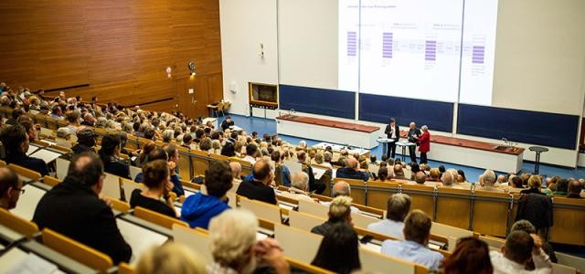 Viele Menschen sitzen in einem Hörsaal und folgen dem Vortrag der Experten (Foto: Dittmer).
